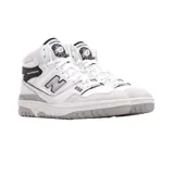 Championes de caña alta New Balance 650, color blanco con detalles en negro y gris.