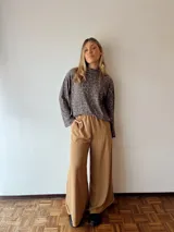 Pantalón palazzo color beige con cintura elástica y bolsillos laterales.