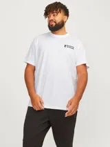 Remera blanca de manga corta con cuello redondo y estampado pequeño en el pecho con la leyenda "Flowers 'N Stuff".