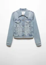 Chaqueta de jean celeste de corte clásico, con cuello camisero, cierre frontal con botones metálicos, bolsillos delanteros con solapa y puños abotonados.
