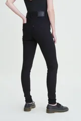 Jean negro de tiro alto, súper ajustado en cadera y muslos, con pierna súper ajustada y denim stretch.