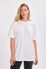 Remera blanca de corte amplio con estampa en la espalda con la frase 'Live Simple'.