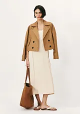 Vestido largo color beige con breteles finos y corte recto.