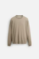 Jersey de hombre color beige, de lana fina, con cuello redondo y mangas largas.
