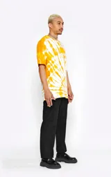 Remera oversize blanca con diseño batik en color naranja.