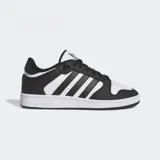 Championes Adidas Centennial RM, de caña baja, color negro con detalles en blanco. Presentan las tres tiras clásicas de Adidas en los laterales y suela de goma blanca.