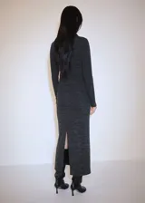 Falda midi gris de tejido de punto acanalado, con cintura elástica y abertura trasera.