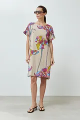 Vestido beige con estampado de flores de colores, corte recto y mangas cortas con volados.