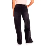 Pantalón de jean celeste de pierna ancha con roturas en ambas rodillas.