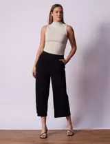 Pantalón capri plisado color verde con pretina ancha elastizada y bolsillos delanteros. Marca Dictionary.