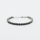 Pulsera de plata con eslabones y piedras negras de raíz de zafiro engarzadas.