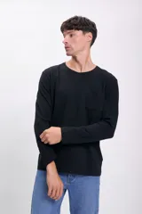 Remera de manga larga negra con bolsillo en el pecho.