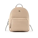 Mochila grande color beige con textura símil cuero con relieve. Tiene un compartimento principal con cierre, un bolsillo interno con cierre y dos abiertos, un bolsillo externo con cierre, correa fija y herrajes plateados.