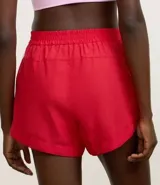 Short deportivo femenino modelo runner, color marrón chocolate con cintura elástica y rayas laterales color crema.