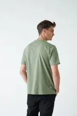 Remera verde militar de algodón con estampa en el frente con la frase "Temple of Peace" y un dibujo de un edificio.