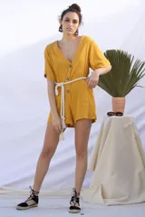 Mono corto color marrón claro, con escote en V, mangas cortas y botones frontales. Incluye cinturón de soga color crudo.