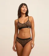 Kit de dos bombachas bikini hilo seamless, una lisa negra y otra con estampado animal print de leopardo en tonos marrones.