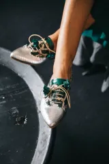 Zapato blucher plateado con estampado animal print, cordones y detalle de flor en el final del cordón. Interior 100% piel y suela de cuero. Incluye plantilla de lana y piel.