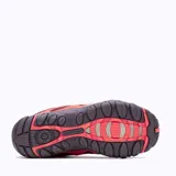 Championes de trekking Merrell Yokota 2, color coral con detalles en borgoña y celeste. Confeccionados en gamuza y malla, con suela de goma resistente y tecnología Air Cushion en el talón.