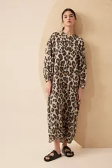 Vestido camisero largo de lino con estampado animal print, cuello mao y cierre frontal con botones. Tiene bordado de piña en la manga.
