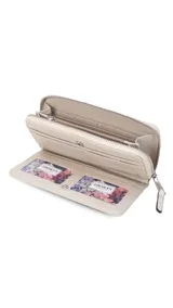 Billetera larga color beige de símil cuero, con cierre perimetral y bolsillo trasero con cierre.