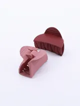 Set de dos pinzas para el pelo con forma de mandíbula, una color rosa claro y otra color borgoña. Diseño con textura acanalada.