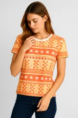 Remera de manga corta color naranja con estampado geométrico y cuello redondo con borde blanco.