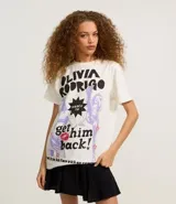 Remera blanca de algodón con cuello redondo y mangas cortas. Estampado frontal con el nombre "Olivia Rodrigo" y una imagen de la cantante.