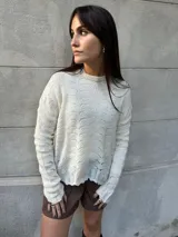 Sweater negro de punto con diseño calado.