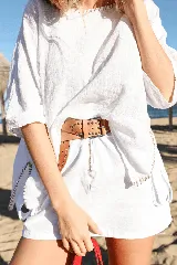 Cinturón de cuero color marrón claro con hebilla metálica plateada y apliques de tachas redondas y cuadradas.