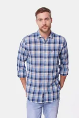 Camisa celeste y azul a cuadros, de lino y algodón, con mangas 3/4 y corte clásico.
