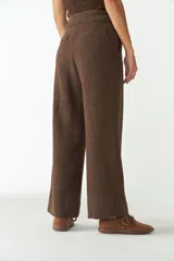 Pantalón de tiro alto color marrón con textura, pierna recta y bolsillos laterales.