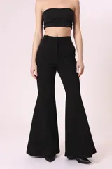 Pantalón de vestir negro de corte palazzo.