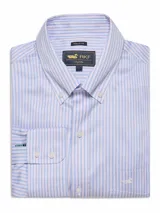 Camisa de manga larga a rayas verticales celestes y blancas, de corte regular, con cuello americano abotonado, bolsillo en el pecho con logo bordado y tecnología wrinkle-free.