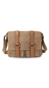 Morral marrón de tela canvas con diseño vintage, tapa frontal y dos correas ajustables de símil cuero. Incluye múltiples compartimientos y correa ajustable para el hombro.