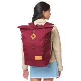Mochila Jansport modelo Hatchet Rolltop, color bordó, con cierre superior enrollable y hebilla ajustable. Presenta un bolsillo frontal con solapa y un parche de cuero con el logo de la marca.