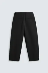 Pantalón negro relaxed fit confeccionado en tejido con algodón, lino y lyocell. Cintura con detalle de pliegues frontales dobles, bolsillos delanteros y traseros. Cierre frontal con cremallera y botón.