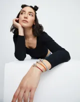 Pulsera roja de cuero trenzado con cierre de mosquetón entrelazado bañado en plata.