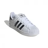 Championes Adidas Superstar II, color blanco con detalles en negro, con las tres tiras características de la marca en los laterales y puntera de goma.