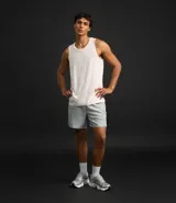 Bermuda deportiva masculina confeccionada en ripstop, color gris claro, con cintura elástica contrastante y lazo interna. Sin estampa, posee bolsillos, encajes laterales y diferencial de bajo reflectiva.