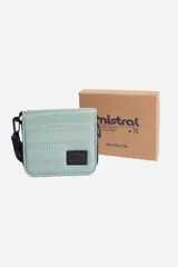 Billetera Mistral color verde agua acolchada, con cierre de cremallera y correa de mano.