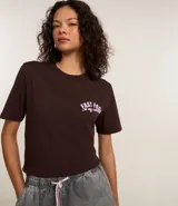 Remera de algodón color marrón con cuello redondo y mangas cortas. Presenta estampa con la frase "Fast Food is my candy" en color rosa.