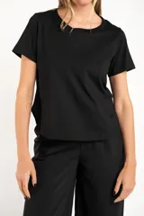 Remera negra de algodón peinado, corte recto y mangas cortas.