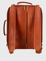 Mochila convertible para cámara fotográfica de cuero natural color marrón. Puede utilizarse como mochila y maletín. Cuenta con compartimento principal con cierre cremallera, bolsillo frontal con cierre, bolsillo trasero con cierre cremallera y fuelle para guardar una cámara fotográfica, bolsillo interior con cierre, bolsillos y compartimentos interiores para guardar accesorios, correas ajustables y removible y forro interior 100% poliéster reciclado.
