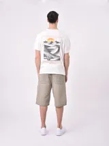 Remera color beige con cuello redondo y manga corta. Estampado en el pecho con un sol naciente y la frase "Soul of the Desert".