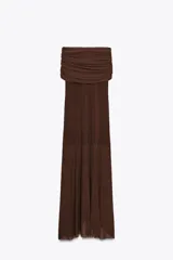 Vestido midi marrón de punto, con escote recto con hombros descubiertos y manga corta con frunces.