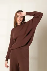 Sweater de punto inglés color marrón, con diseño holgado y mangas largas.