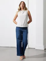 Blusa sin mangas de seda fría color beige, marca Tahari, con cuello volcado.
