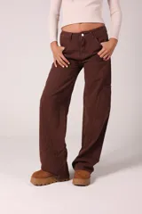 Pantalón jean marrón de corte ancho con costuras marcadas y bolsillos laterales.