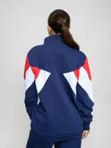 Campera deportiva azul con detalles en blanco y rojo, cierre frontal con cremallera y cuello alto.